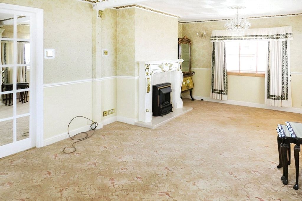 Property photo 3 of 13 Lounge