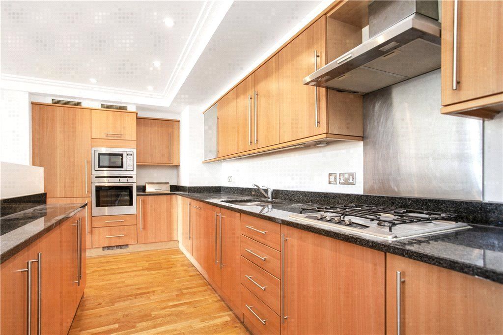Property photo 3 of 18 Kitchen