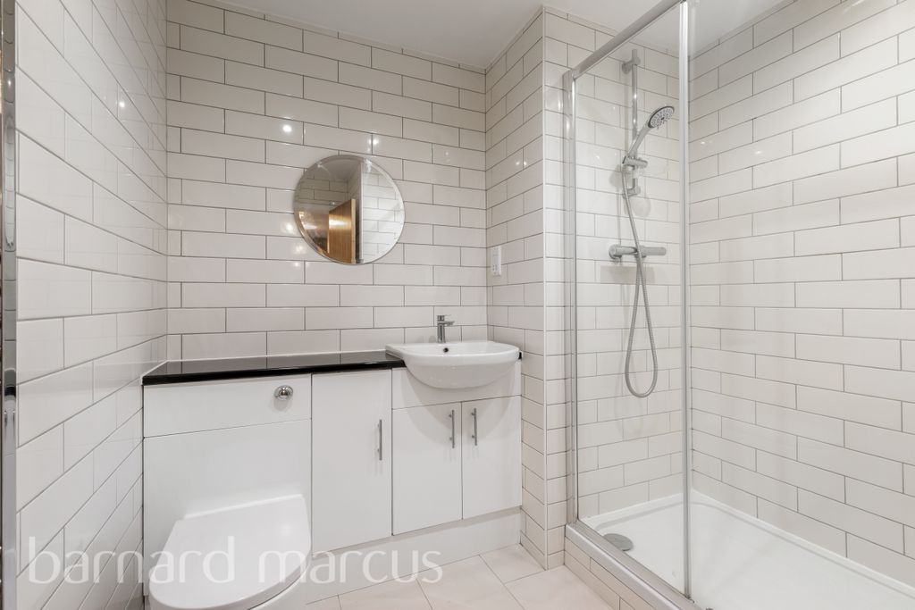 Property photo 2 of 9 Bathroom