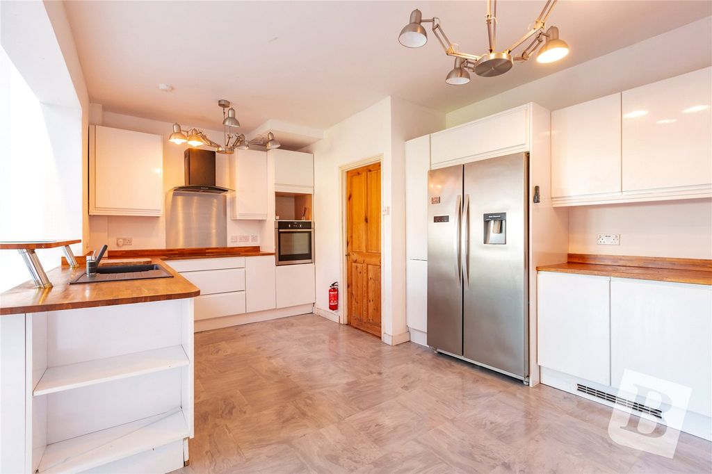 Property photo 3 of 12 Kitchen