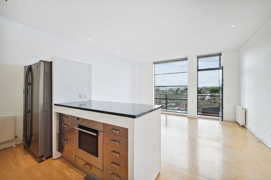 Property photo 1 of 12 Flat 68, Chiswick Gr