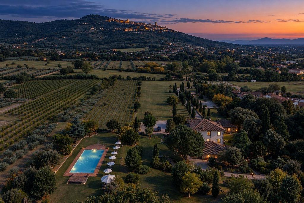 Property photo 1 of 48 Historic Villa For Sale In Cortona, Sodo