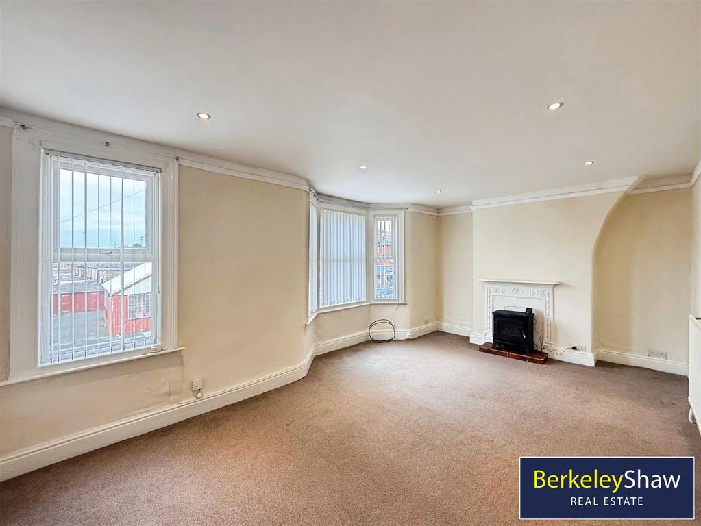 Property photo 2 of 12 Lounge