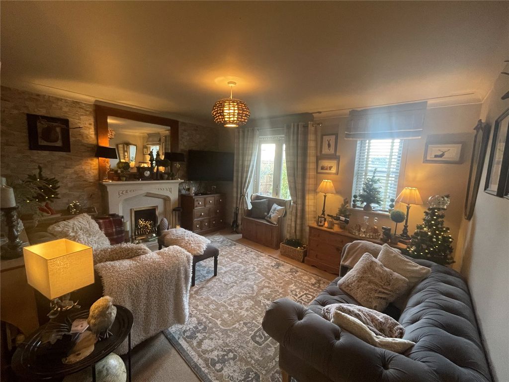 Property photo 3 of 19 Lounge