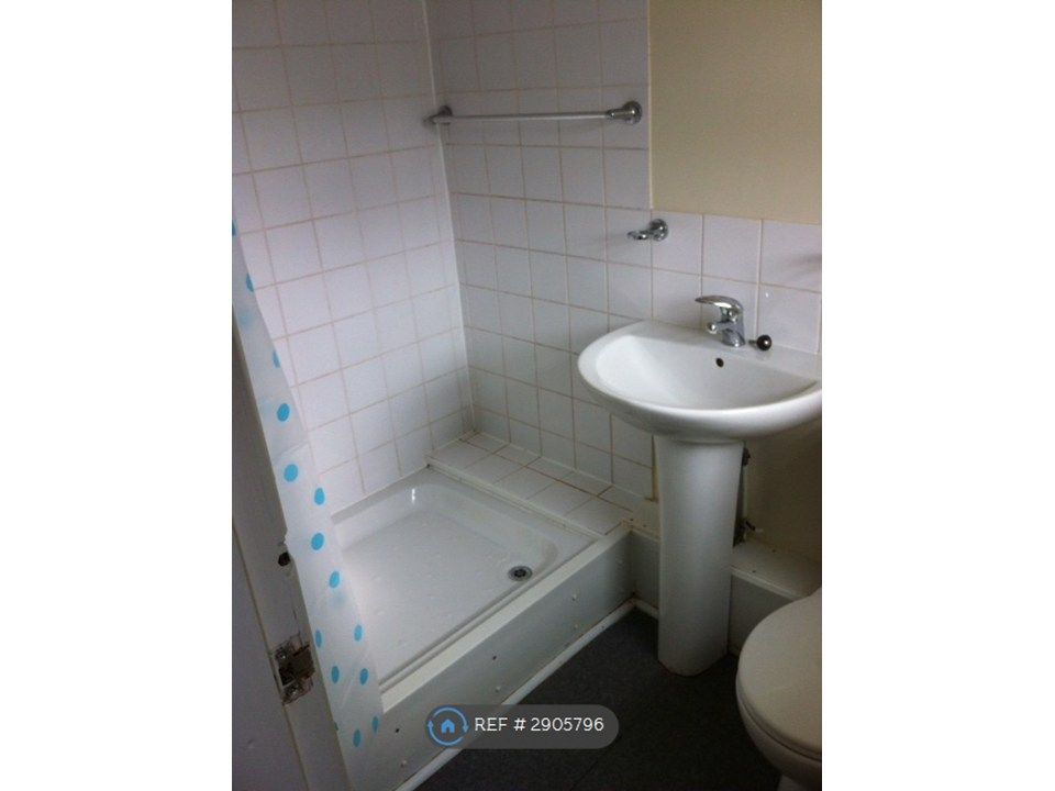 Property photo 2 of 8 Bathroom
