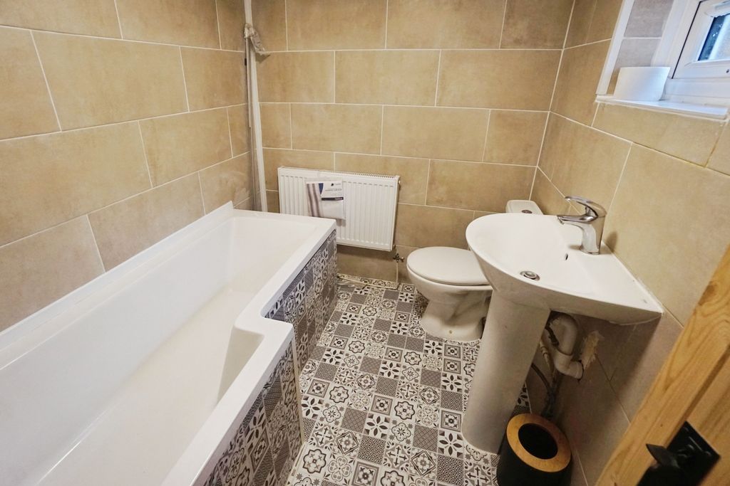 Property photo 3 of 14 Bathroom