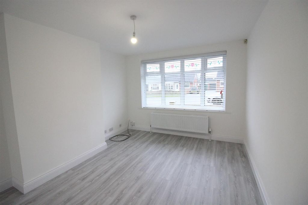 Property photo 3 of 15 Lounge.Jpg