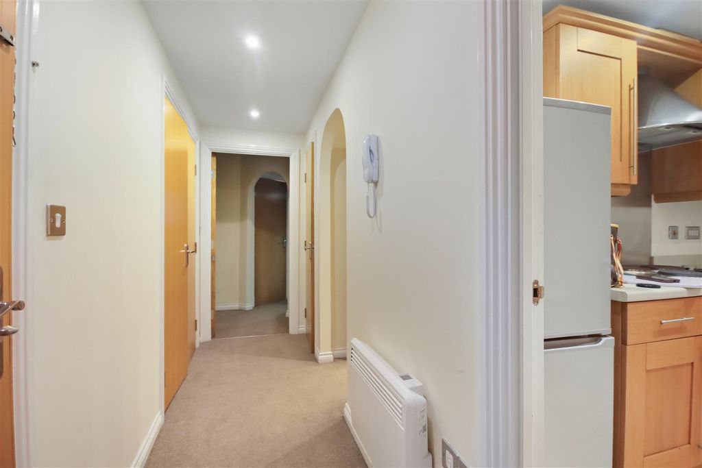 Property photo 2 of 9 Entrance Hall