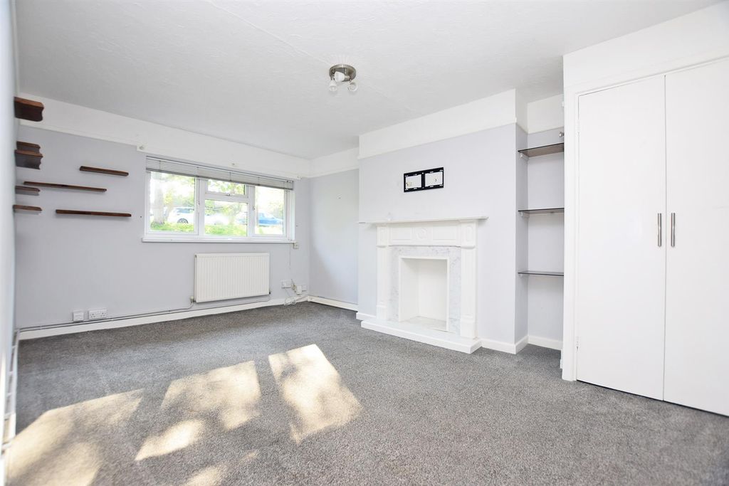 Property photo 3 of 10 Lounge