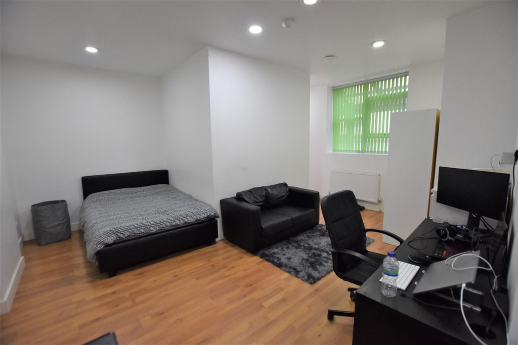 Property photo 1 of 7 Lounge/Bedroom