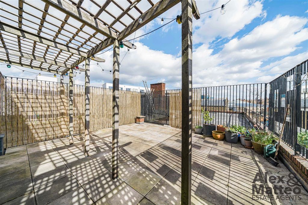 Property photo 3 of 12 Deptford High Street