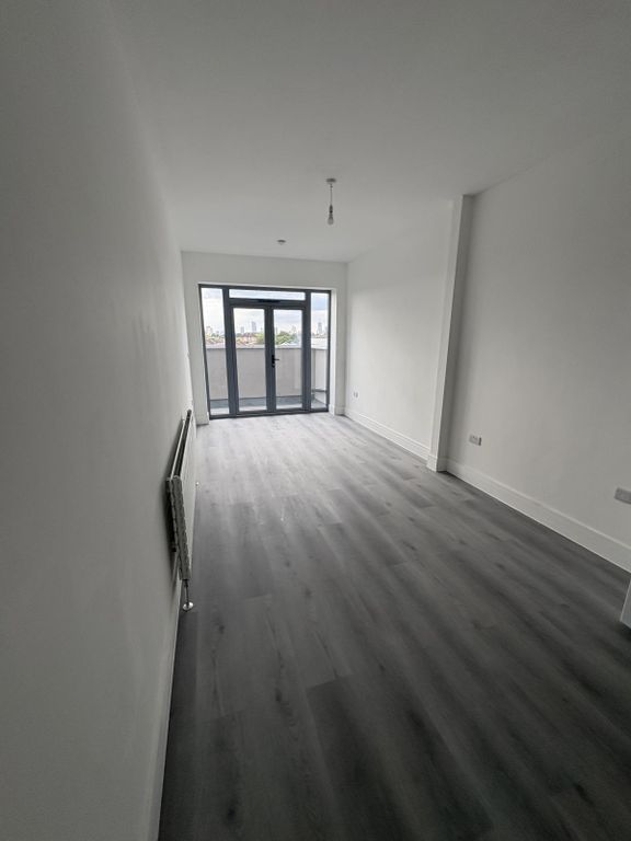 Property photo 1 of 6 Large 1 Bedroom For Rent In Upton Park - Private Balcony