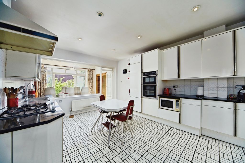 Property photo 3 of 17 Kitchen