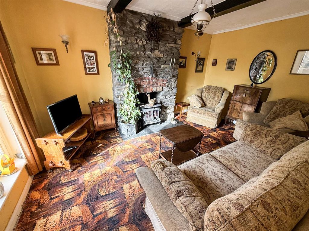 Property photo 3 of 28 Sitting Room