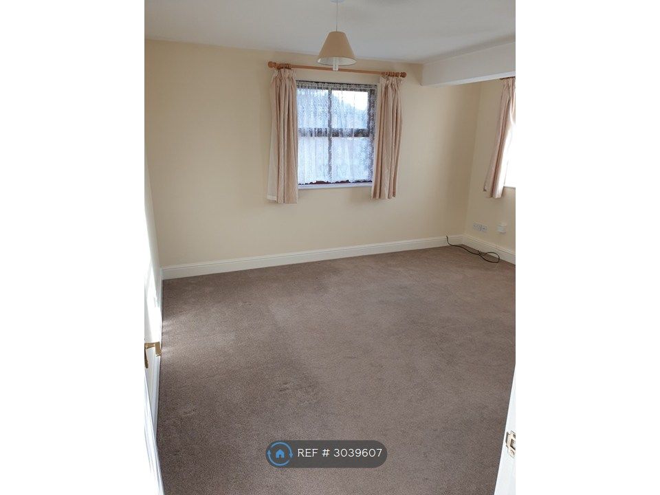 Property photo 3 of 7 Lounge