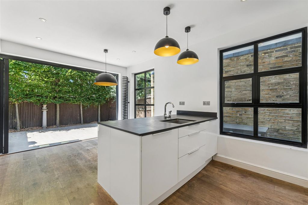 Property photo 2 of 14 For Sale - Compton Crescent, W4