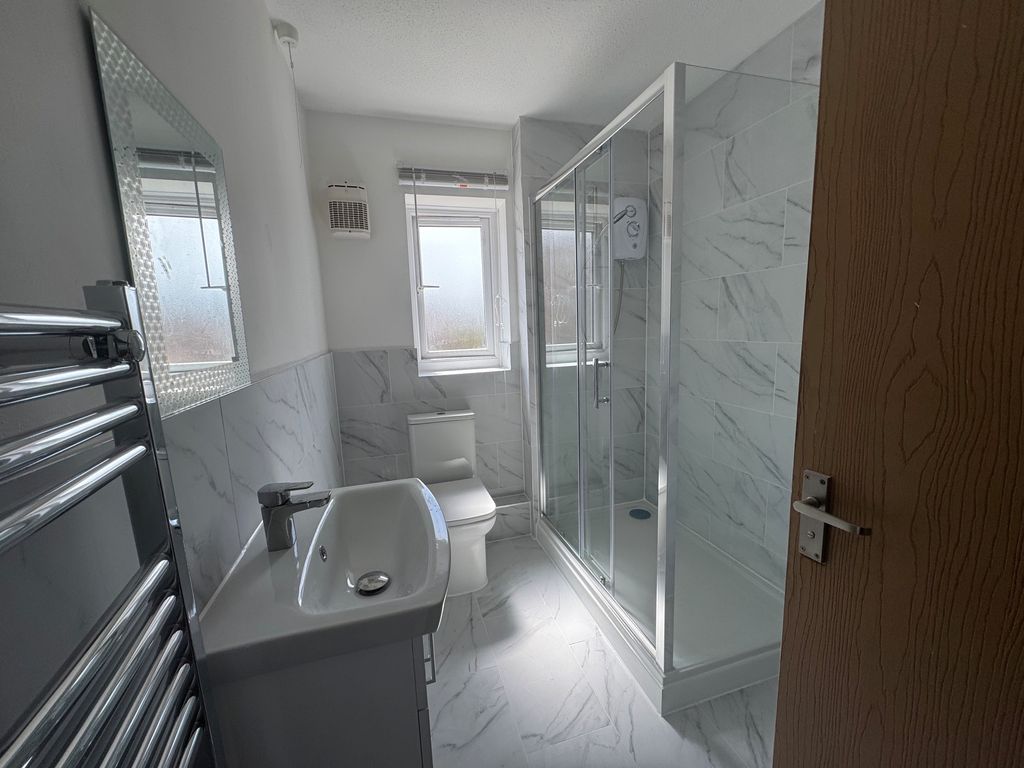Property photo 3 of 9 Bathroom