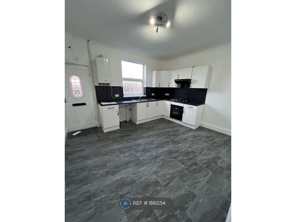 Property photo 2 of 10 Kitchen