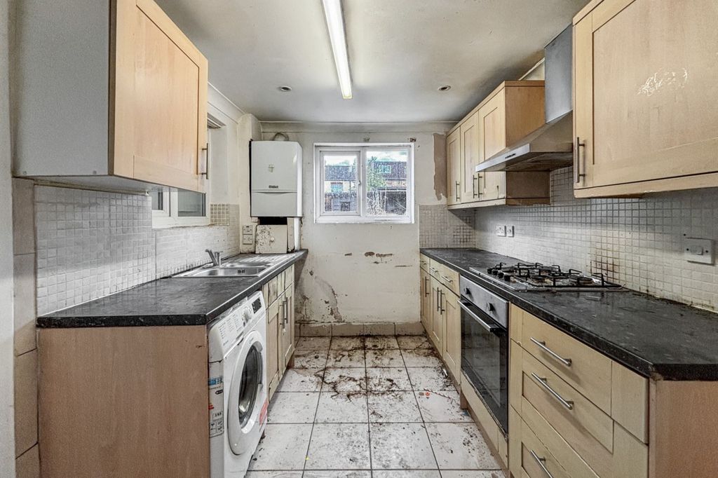 Property photo 3 of 14 62 Cavendish Road, Edmonton, London N18 2Ls
