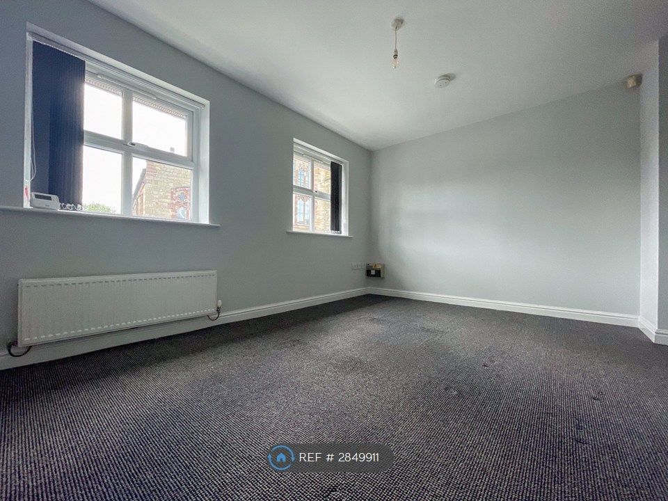 Property photo 3 of 9 Living / Dining Room