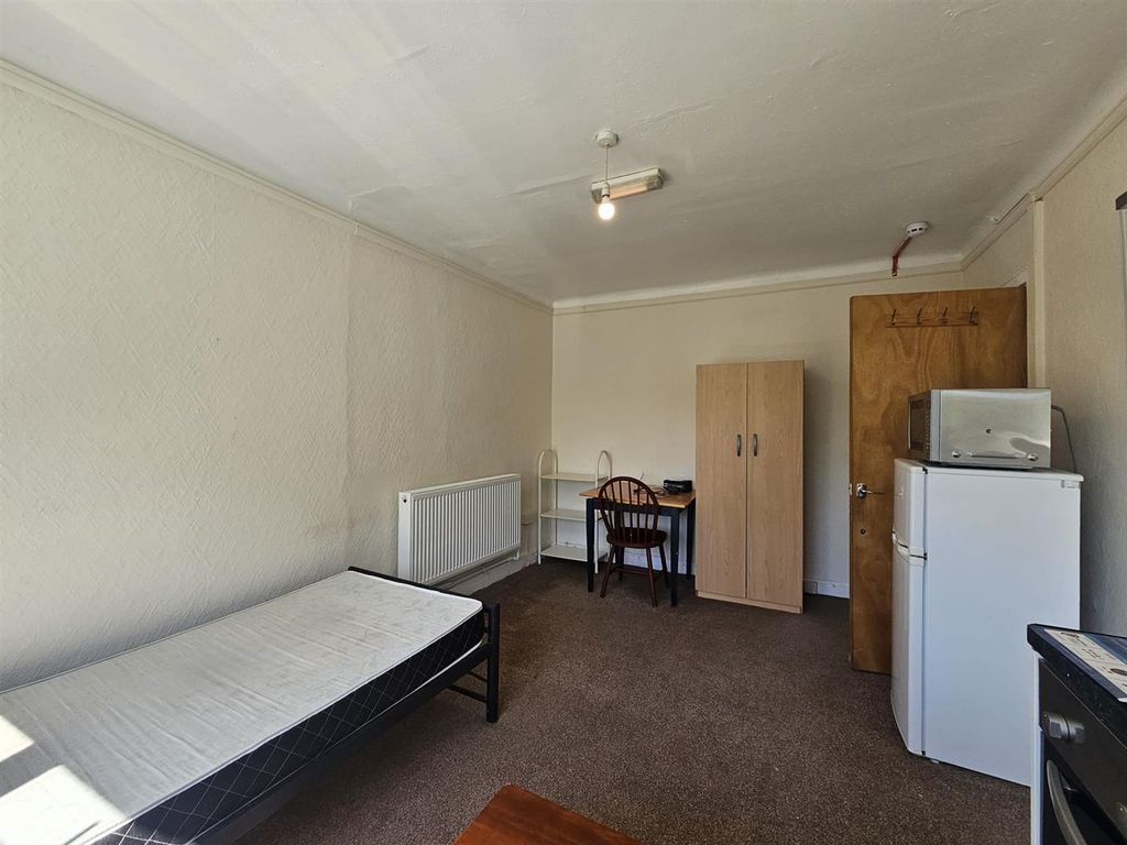Property photo 3 of 5 Bedroom