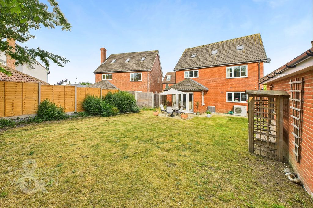 Property photo 2 of 28