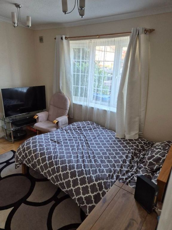 Property photo 2 of 4 Bright Double Bedroom With A Large Window...