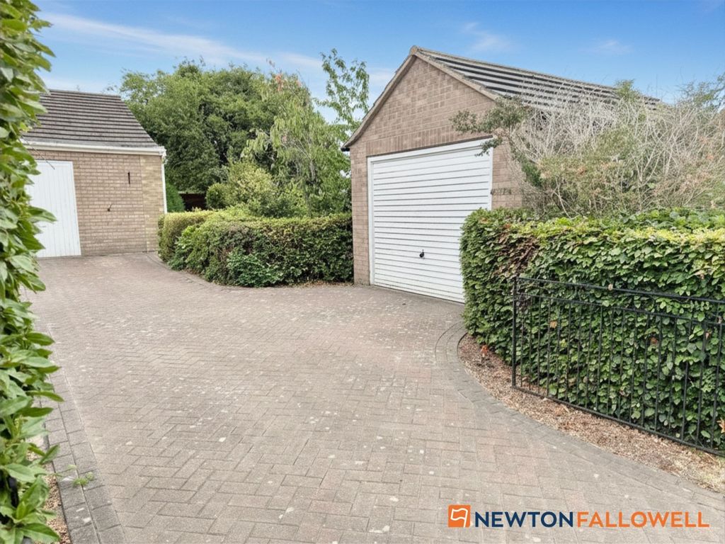 Property photo 3 of 14 Driveway