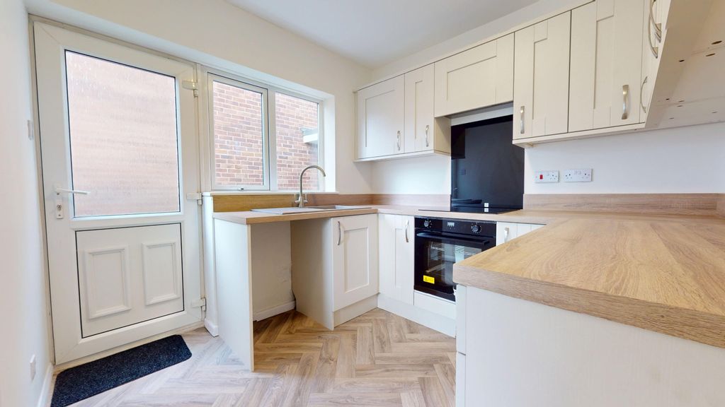 Property photo 2 of 15 4572072