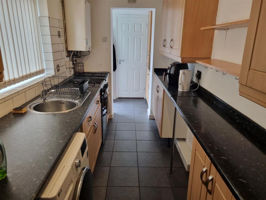 Property photo 3 of 6 Kitchen