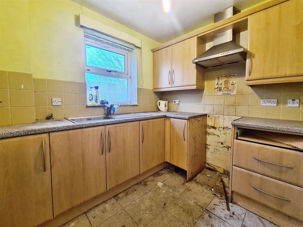 Property photo 2 of 10 Kitchen