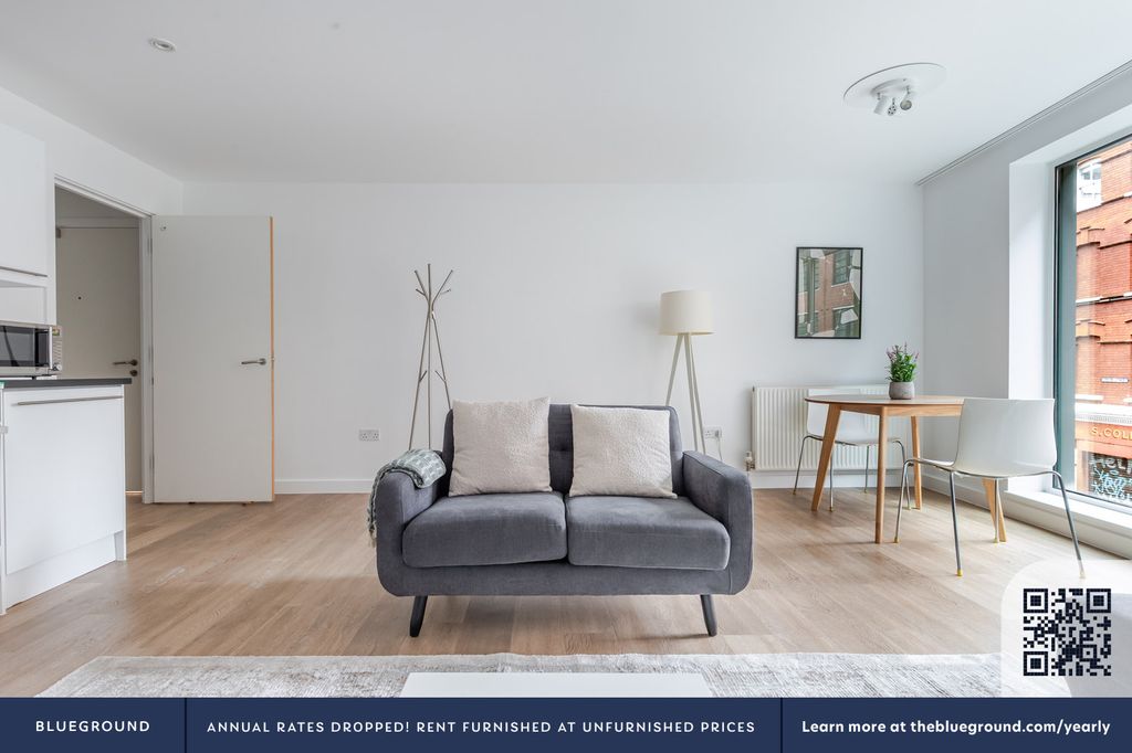 Property photo 3 of 31 Living Room