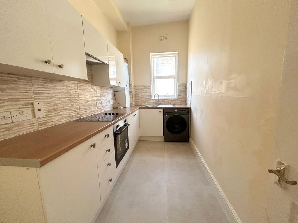 Property photo 3 of 6 Kitchen