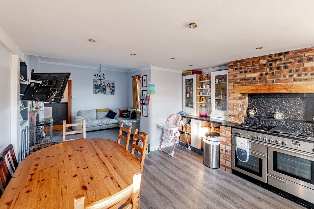 Property photo 2 of 31