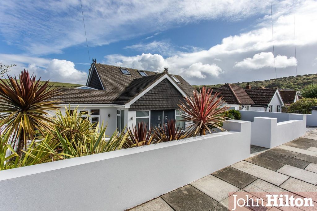 Property photo 1 of 28 Westfield Avenue North-2.Jpg