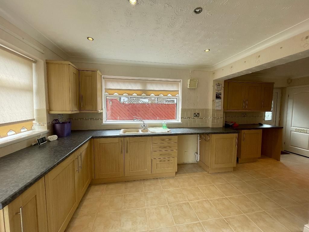 Property photo 3 of 14 Kitchen