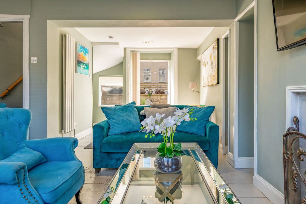 Property photo 1 of 20 Bright Living Area With Double Doors Onto A Sun Terrace