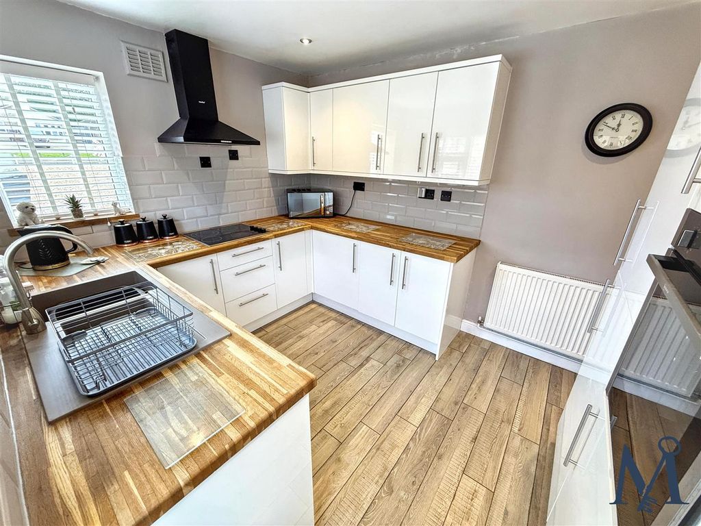 Property photo 3 of 21 Kitchen