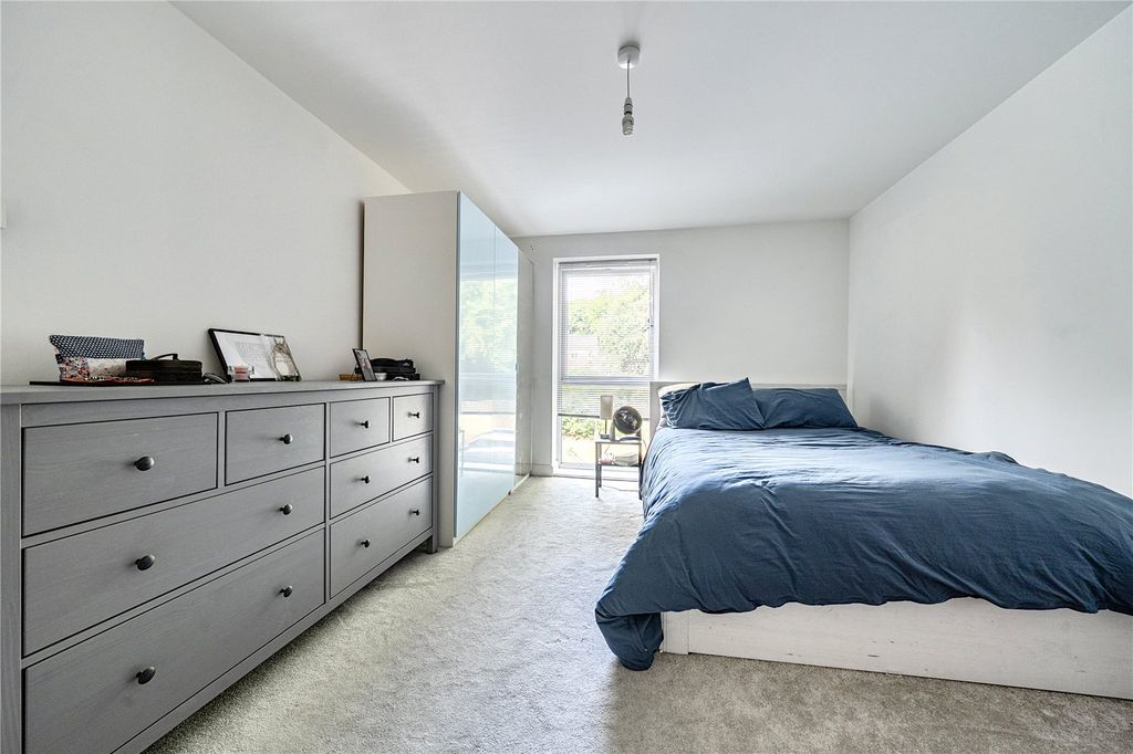 2 bed flat for saleDivot Way, Basingstoke RG24 photo 4