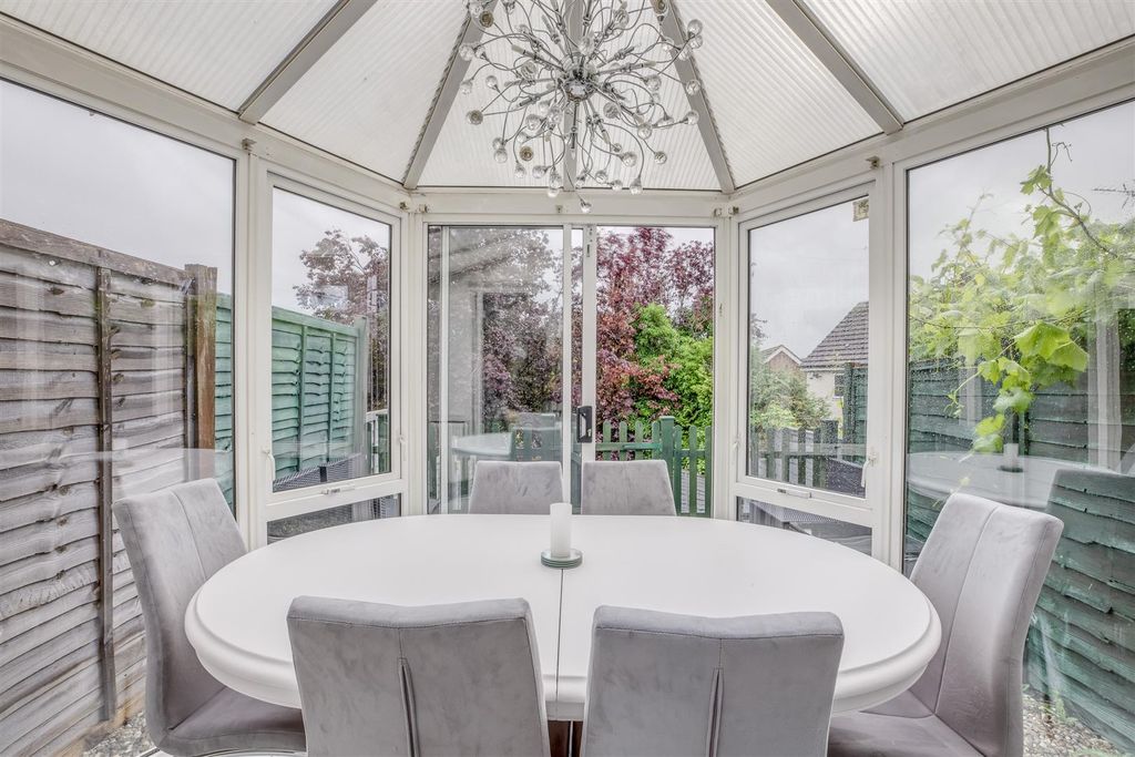 Property photo 3 of 13 41 Falcon Rise, Hp13 5Jt-9.Jpg