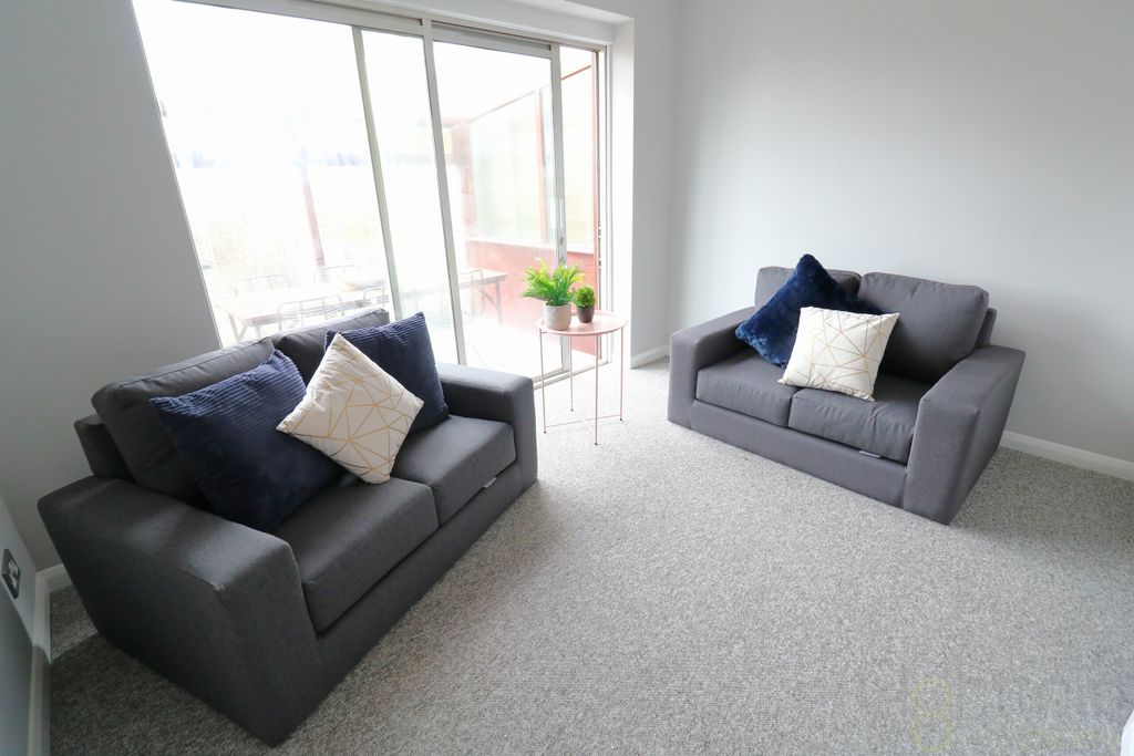 Property photo 3 of 11 Living Room