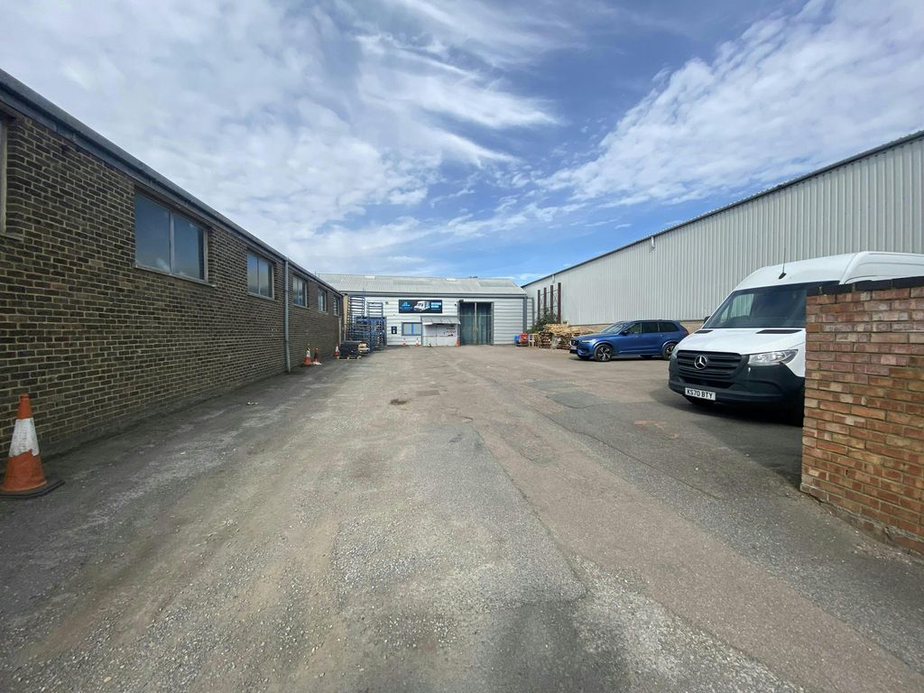 Property photo 1 of 18 Grecyaine Road Watford.Jpeg
