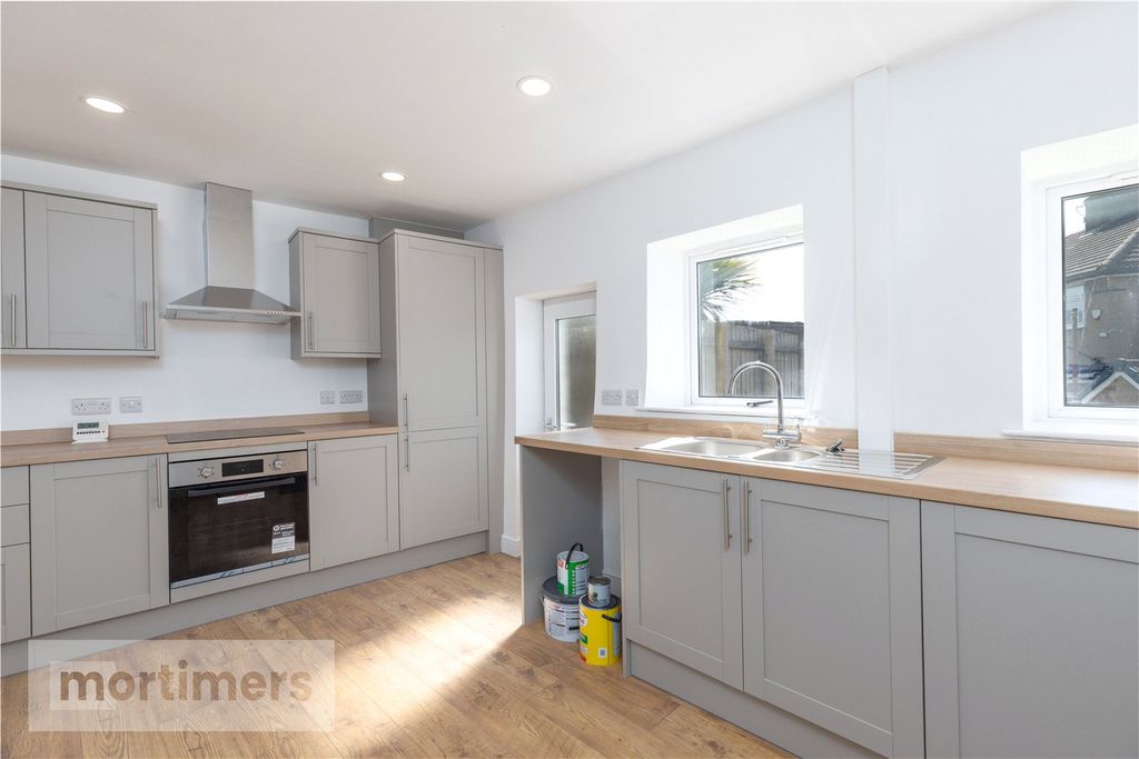 Property photo 2 of 18 Kitchen