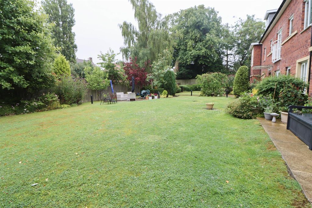 Property photo 1 of 18 Communal Gardens