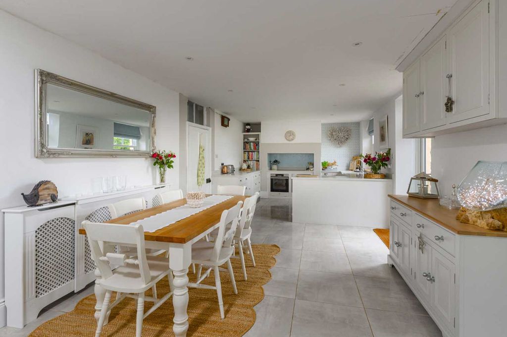 Property photo 2 of 31