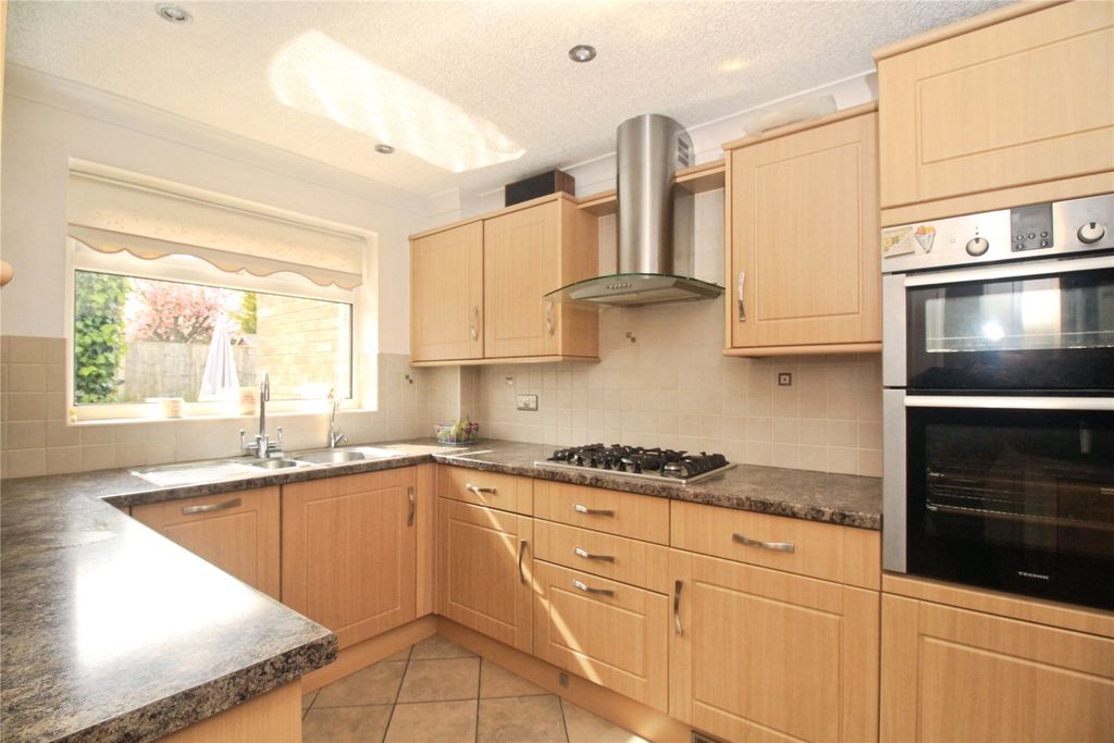 Property photo 2 of 14 Fitted Kitchen