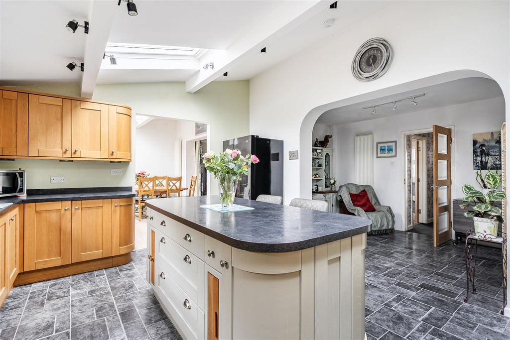 Property photo 3 of 18 Kitchen