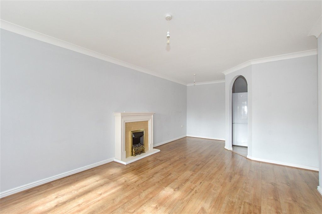 Property photo 3 of 15 Lounge