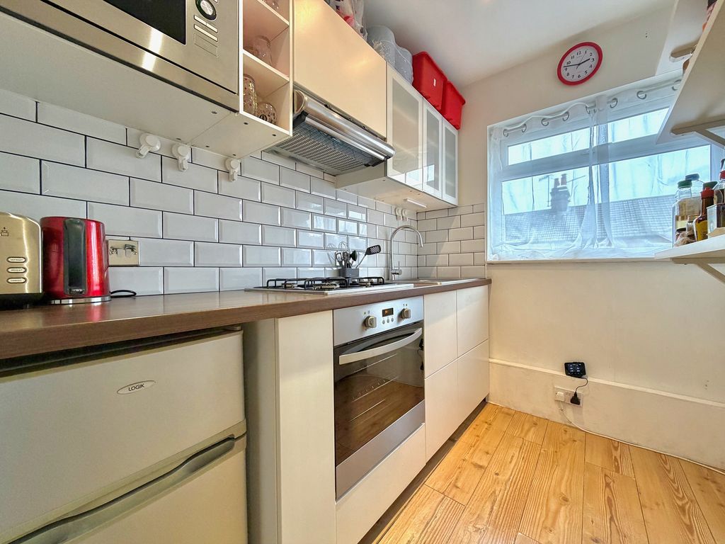 Property photo 3 of 8 Kitchen