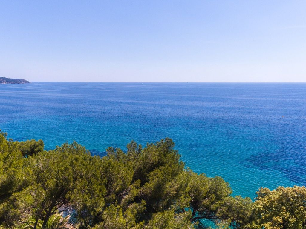 Property photo 1 of 5 Feet In The Water Near Gigaro Plages!